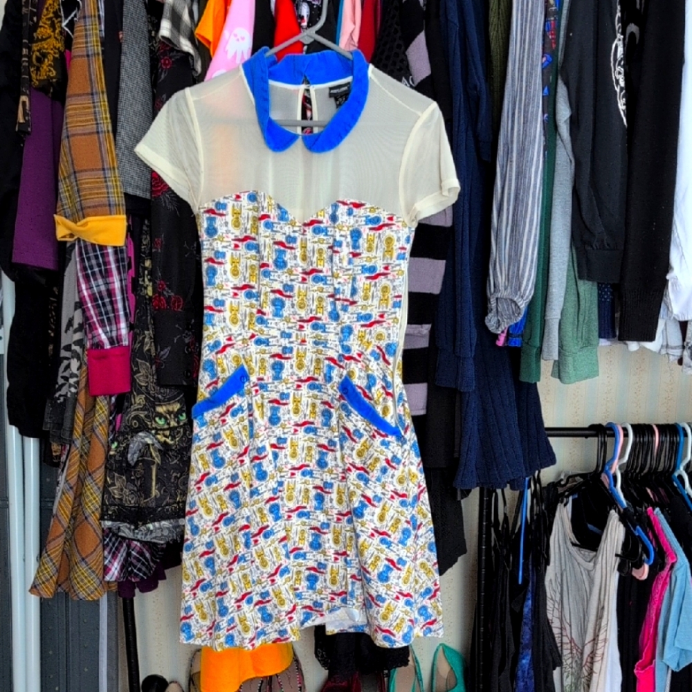 Rare Vintage 2000's Star Trek Short Swing Dress. Size Medium Key Hole Back